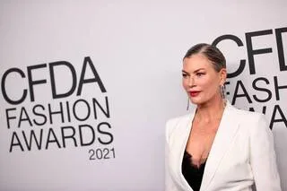 L’EX-MANNEQUIN CARRÉ OTIS PORTE PLAINTE POUR VIOLS CONTRE L’ANCIEN PATRON EUROPE D’ELITE