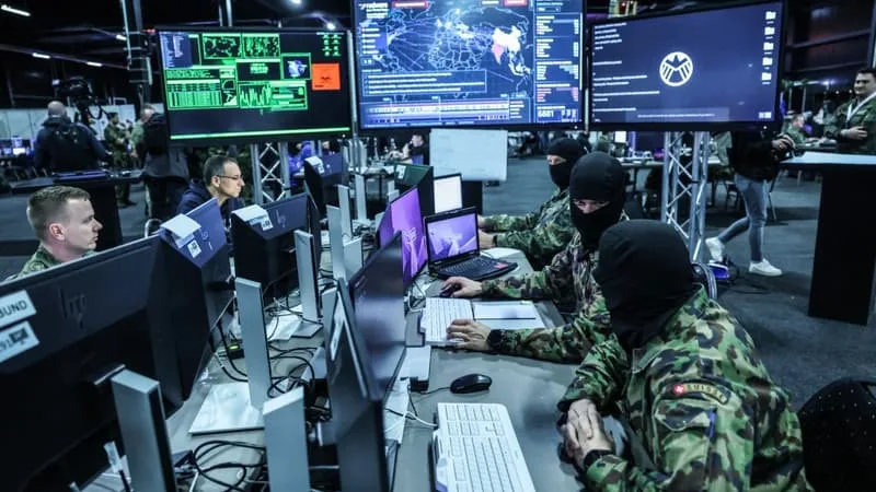 CYBERATTAQUES, PANNES D’ÉLECTRICITÉ, DÉSINFORMATION PAR IA: L’OTAN REMPORTE « DE JUSTESSE » UN EXERCICE DE CYBERGUERRE FACE À UN ENNEMI TRÈS INSPIRÉ DE LA RUSSIE… ET JOUÉ PAR L’UKRAINE