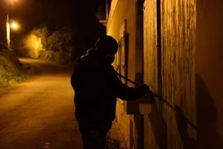 UN HOMME MIS EN JOUE DEVANT SA FAMILLE, UNE PORSCHE ET DES BIJOUX VOLÉS : UN VIOLENT HOME-JACKING DANS LE MAINE-ET-LOIRE