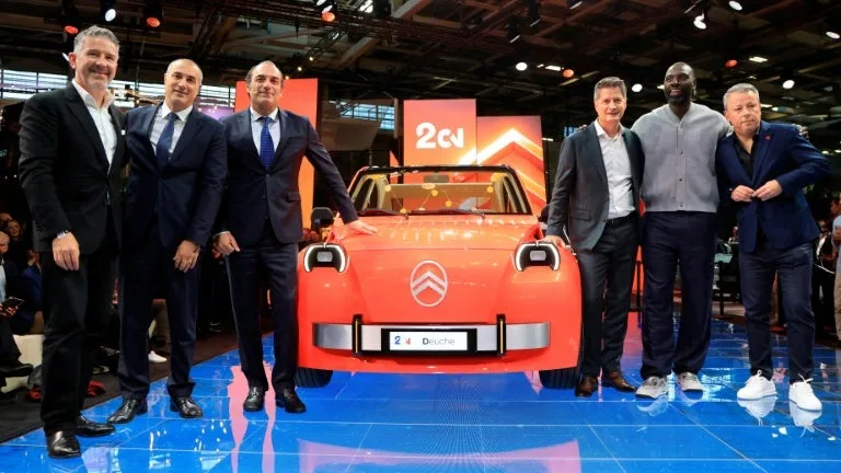 TECHNOLOGIES CHINOISES ET FABRICATION EN ITALIE? LA 2CV ÉTAIT UNE ICÔNE DU « MADE IN FRANCE », SA VERSION ÉLECTRIQUE FAIT DÉJÀ POLÉMIQUE