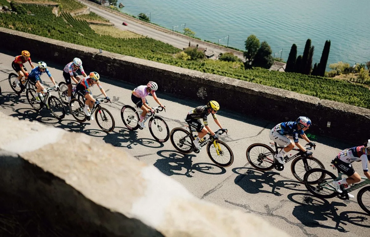 EN DIRECT TOUR DE FRANCE FEMMES : LE MAILLOT JAUNE PARTI POUR CHANGER D’ÉPAULES… SUIVEZ LA 3E ÉTAPE AVEC NOUS