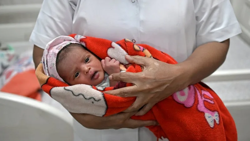 POUR INCITER LES FEMMES À ACCOUCHER À L’HÔPITAL PUBLIC ET RÉDUIRE LE TAUX DE MORTALITÉ INFANTILE, CET ÉTAT DE L’INDE VA OFFRIR UNE BAGUE EN OR À CHAQUE BÉBÉ NÉ DANS UNE MATERNITÉ