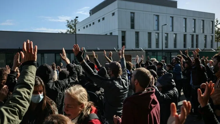 CONGRÈS DU RN: UNE CENTAINE DE MILITANTS ANTIFASCISTES RASSEMBLÉS EN DEHORS DES ZONES D’INTERDICTION DE RASSEMBLEMENT