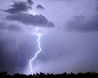 ORAGES : 7 500 FOYERS SANS ÉLECTRICITÉ, DEUX PERSONNES LÉGÈREMENT BLESSÉES DANS LE SUD-OUEST