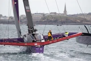 ROUTE DU RHUM 2026 : VAINQUEUR DES OCEAN FIFTY EN 2022, ERWAN LE ROUX CONTRAINT DE JETER L’ÉPONGE