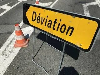 MEURTHE-ET-MOSELLE : LA CANICULE FAIT FONDRE CETTE ROUTE DÉPARTEMENTALE, QUI A ÉTÉ TEMPORAIREMENT CONDAMNÉE