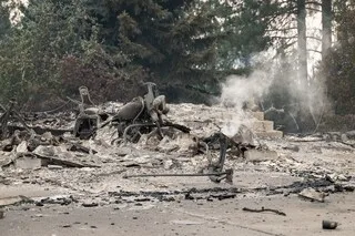 DES DIZAINES DE MILLIERS D’ÉVACUÉS FACE AUX FEUX DANS LE NORD-OUEST AMÉRICAIN