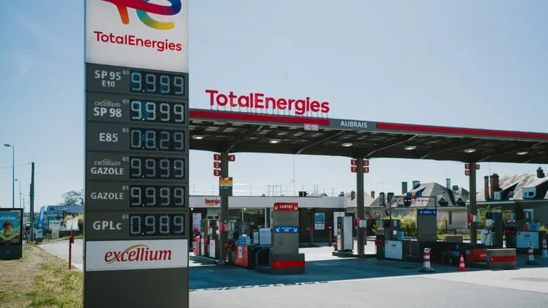 LE RETOUR DU PLAFOND À 1,99 EURO LE LITRE: TOTALENERGIES RÉTABLIT SON BOUCLIER CARBURANT À LA VEILLE DE L’ANNONCE DE RÉSULTATS QUI S’ANNONCENT EN TRÈS FORTE HAUSSE