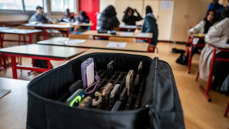 L’INTERDICTION DU PORTABLE AU LYCÉE « POURRA ÊTRE EFFECTIVE DÈS LA RENTRÉE », MAIS, PRIS DE COURT, LES « ÉTABLISSEMENTS NE SONT PAS PRÊTS »