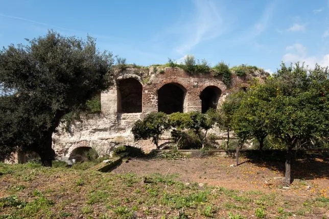 EN ITALIE, UN ESCROC AVAIT CONSTRUIT SON PROPRE “AMPHITHÉÂTRE ANTIQUE” POUR PLUMER LES TOURISTES
