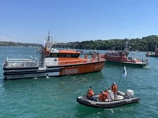 LE FILIN RELIANT LA VEDETTE SNSM DE DOUARNENEZ À UNE BOUÉE DE SAUVETAGE SECTIONNÉ ET VOLÉ : « ÇA PEUT COÛTER UNE VIE »