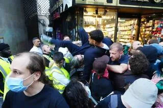 ROYAUME-UNI : LA VENUE DE TOMMY ROBINSON DÉCLENCHE DES MANIFESTATIONS ET BLOQUE UN DÉBAT