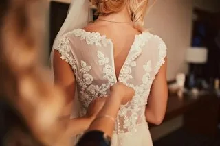 L’ESSAYAGE DE ROBE DE MARIÉE VIRE AU PUGILAT À NANTES, LES TROIS PROTAGONISTES PASSENT LA NUIT EN GARDE À VUE
