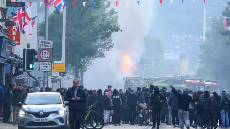 DES MANIFESTANTS INCENDIENT DES VÉHICULES À BELFAST AU LENDEMAIN D’UNE ATTAQUE AU COUTEAU IMPUTÉE À UN RÉFUGIÉ SOUDANAIS