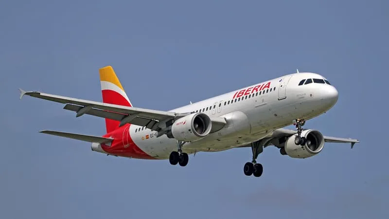 « L’ALTITUDE DE CROISIÈRE PERMETTRA D’AVOIR UNE VUE DÉGAGÉE DE LA COURONNE SOLAIRE »: IBERIA VA AFFRÉTER UN VOL SPÉCIAL AVEC DES SCIENTIFIQUES À BORD POUR SUIVRE L’ÉCLIPSE TOTALE DU SOLEIL EN ESPAGNE LE 12 AOÛT