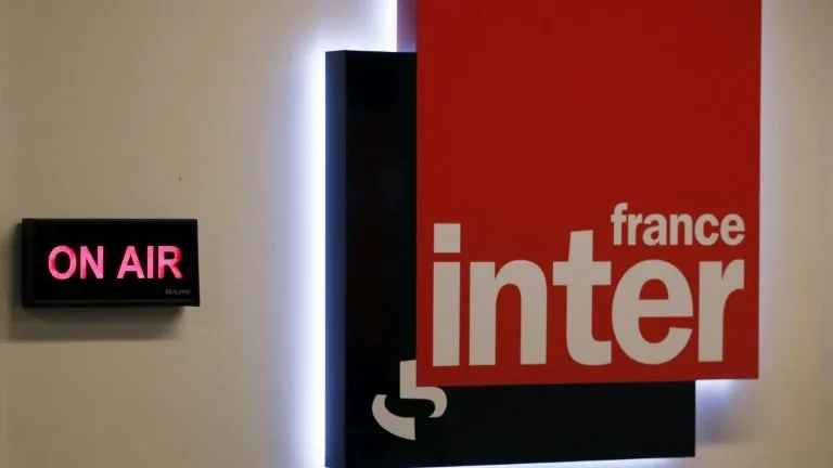 LES PERSONNELS DE RADIO FRANCE DEMANDENT LE RETRAIT DE LA CHRONIQUE DE CHARLES SAPIN, DIRECTEUR ADJOINT DE VALEURS ACTUELLES, ET VOTENT LA GRÈVE