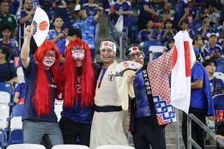 LOUÉS POUR LEUR PROPRETÉ DANS LES STADES DE FOOTBALL, POURQUOI LES SUPPORTERS JAPONAIS SONT-ILS AUSSI POINTÉS DU DOIGT ?