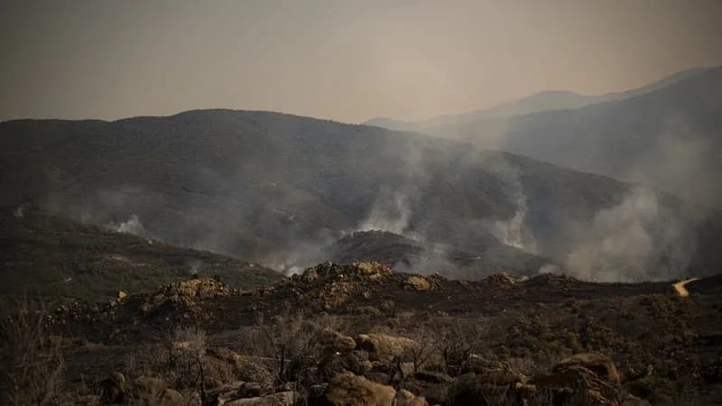 INCENDIE DANS LES PYRÉNÉES-ORIENTALES: « LA SITUATION S’AMÉLIORE » MAIS LE FEU N’EST PAS ENCORE FIXÉ, TOUJOURS 4.900 HECTARES PARCOURUS