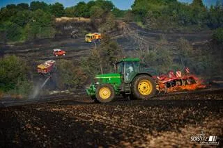 « UN GRAND MERCI À EUX » : DES AGRICULTEURS SE MOBILISENT POUR AIDER LES POMPIERS À CONTENIR UN INCENDIE