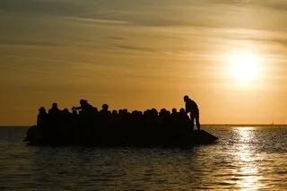 PRÈS DE 160 MIGRANTS SECOURUS LORS D’UNE TENTATIVE DE TRAVERSÉE DE LA MANCHE APRÈS L’INCENDIE DE LEUR EMBARCATION