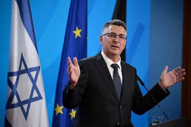 LE MINISTRE DES AFFAIRES ÉTRANGÈRES ISRAÉLIEN ROMPT LES RELATIONS AVEC LA CHEFFE DE LA DIPLOMATIE DE L’UE