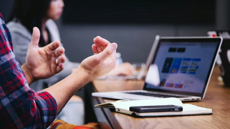 L’IA CRÉE-T-ELLE VRAIMENT DES EMPLOIS? PLUS D’UNE ENTREPRISE BRITANNIQUE SUR DEUX ASSURE QUE OUI (MAIS L’ÉTUDE NE PRÉCISE PAS SI D’AUTRES POSTES ONT ÉTÉ SUPPRIMÉS EN PARALLÈLE)