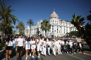 ATTENTAT DU 14-JUILLET À NICE : DIX ANS APRÈS, DES MILLIERS DE PERSONNES RASSEMBLÉES POUR UNE MARCHE BLANCHE