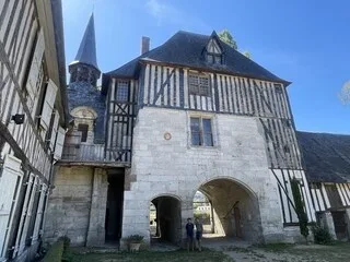 ON LE CROYAIT LIÉ À DIANE DE POITIERS, CE MANOIR NORMAND A UN PASSÉ BIEN DIFFÉRENT… MAIS TOUT AUSSI FASCINANT