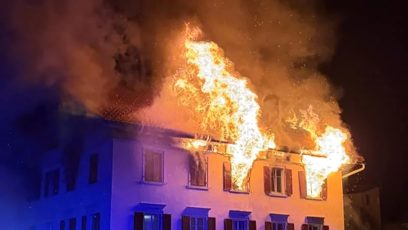 INCENDIE D’UN IMMEUBLE EN SUISSE: DEUX PERSONNES DÉCOUVERTES MORTES