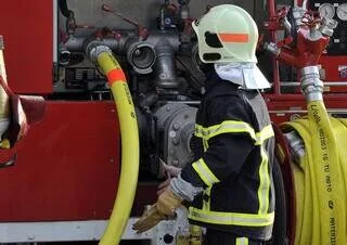 CHARENTE : RÉVEILLÉ PAR SON VOISIN EN PLEINE NUIT, IL ÉCHAPPE À L’INCENDIE DE SA MAISON
