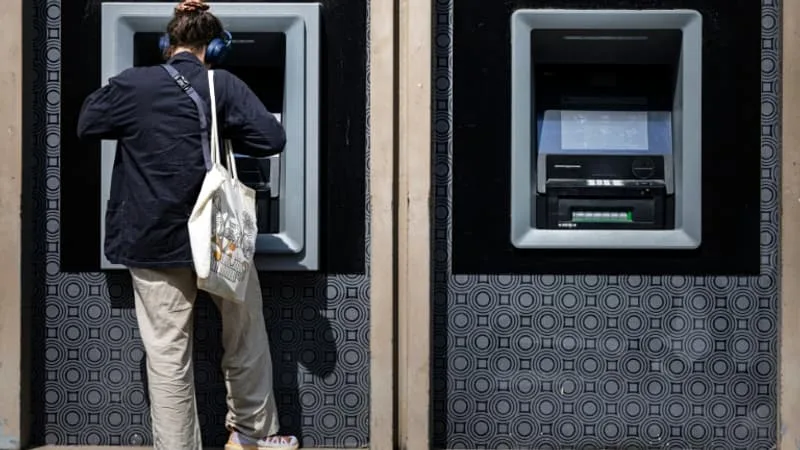 CINQ DISTRIBUTEURS DISPARAISSENT CHAQUE JOUR: LES FRANÇAIS UTILISENT TOUJOURS MOINS DE CASH (MAIS TOUT LE MONDE PEUT RETIRER À MOINS DE QUINZE MINUTES DE CHEZ SOI)