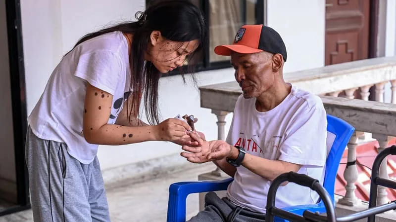 « J’AI CRU QUE J’ALLAIS MOURIR »: NOUILLES, CHOCOLAT GELÉ… L’ALPINISTE DAWA SHERPA RACONTE COMMENT IL A SURVÉCU À UNE SEMAINE SEUL SUR LES PENTES DE L’EVEREST
