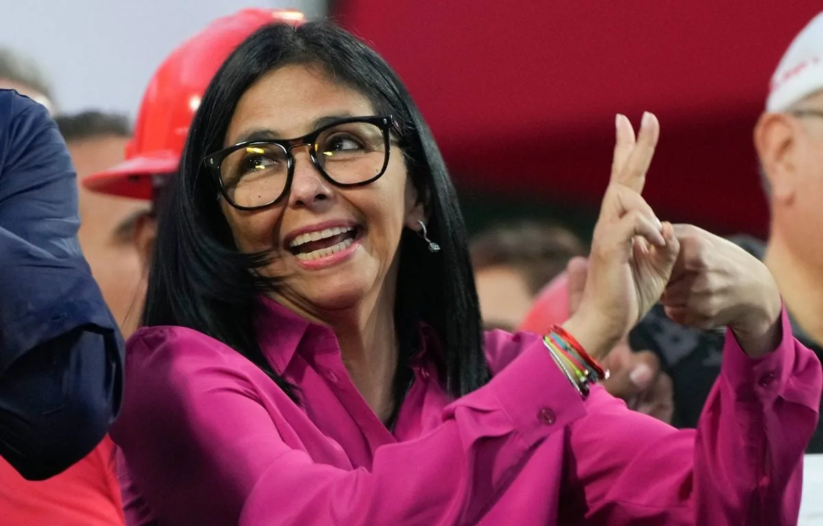 DÉSORMAIS À LA TÊTE DU VENEZUELA, DELCY RODRÍGUEZ APPLAUDIT LA CHUTE DE MADURO