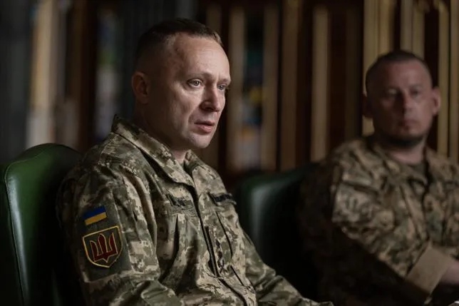 SOUS LA PRESSION DE LA RUE, ZELENSKY LIMOGE LE COMMANDANT EN CHEF DE SON ARMÉE