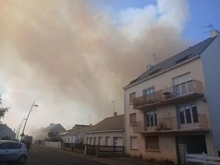 « ON A ESSAYÉ DE MOUILLER NOS AFFAIRES » : LE FEU S’APPROCHE DE LEUR MAISON, ILS ONT ÉVACUÉ EN URGENCE À TRIGNAC