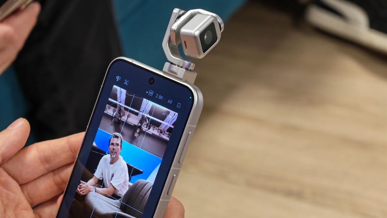 J’AI ESSAYÉ LE ROBOT PHONE D’HONOR, UN PUR DÉLIRE D’INGÉNIERIE QUI TIENT DANS LA POCHE