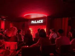 « SI JE COMMENÇAIS AUJOURD’HUI, JAMAIS JE N’IRAI À PARIS » : COMMENT NANTES ET ANGERS REDESSINENT LA CARTE DU STAND-UP