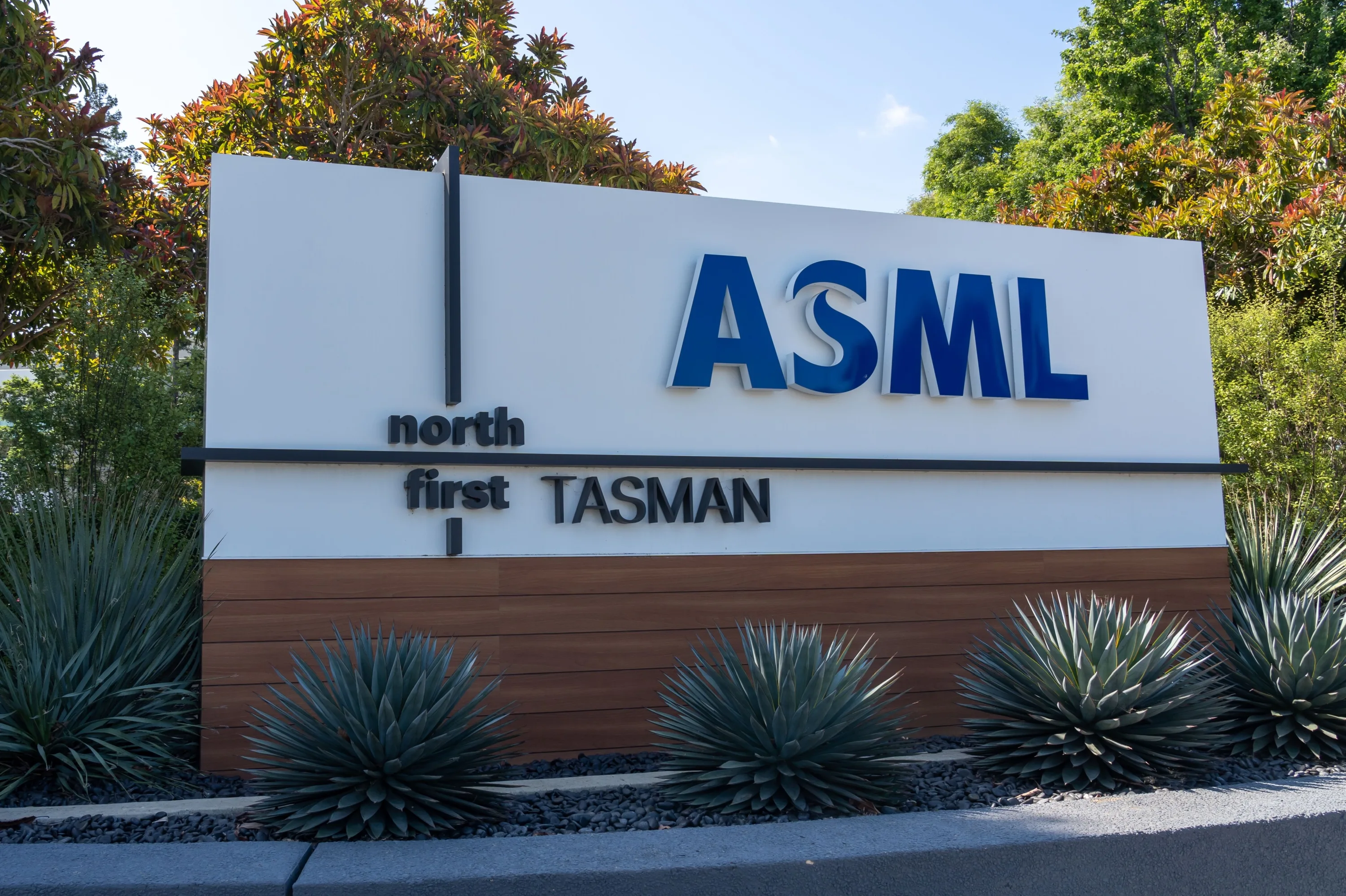 GUERRE DES PUCES : L’EUROPE MONTE AU CRÉNEAU À WASHINGTON POUR PROTÉGER ASML