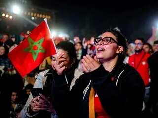 FRANCE – MAROC : ENTRE STRESS ET FIERTÉ, LES BINATIONAUX DANS L’ATTENTE DU QUART DE FINALE DE COUPE DU MONDE