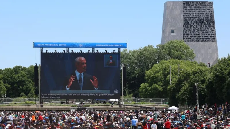 TROIS ANCIENS PRÉSIDENTS, STEVEN SPIELBERG, ANGELA MERKEL… L’INAUGURATION XXL DU MUSÉE PRÉSIDENTIEL DE BARACK OBAMA À CHICAGO