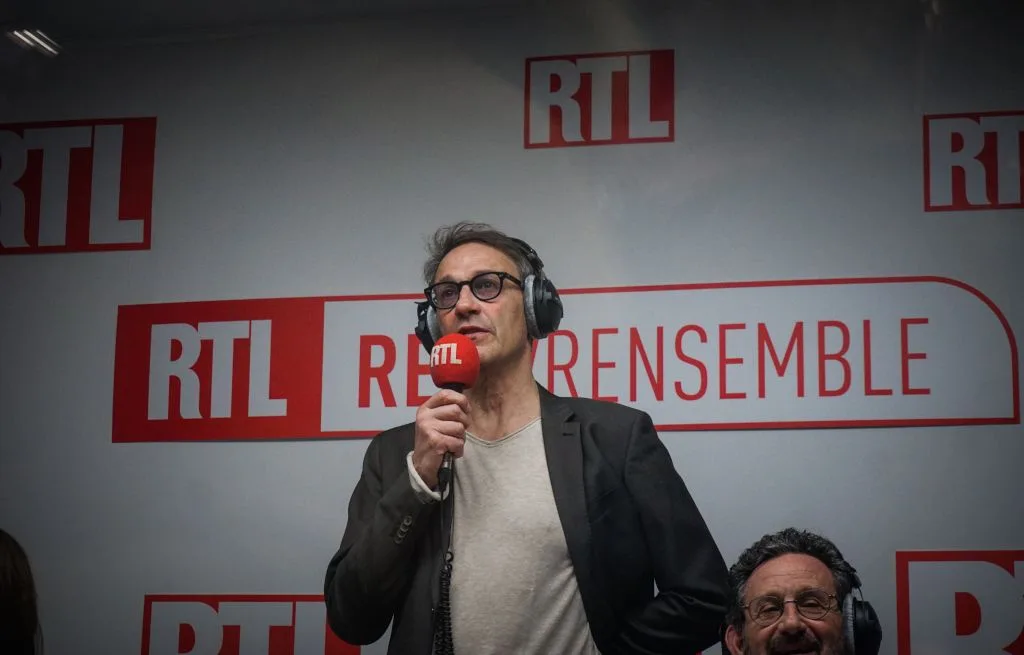 JULIEN COURBET PARTICIPE À L’ORGANISATION D’UN GRAND CONCERT AVEC PASCAL OBISPO ET ERIC JEAN-JEAN POUR LES SINISTRÉS
