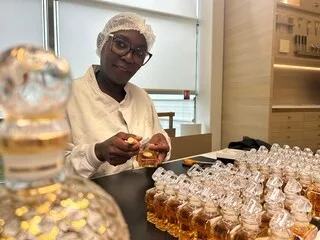 ELLES NE SONT QUE SIX EN FRANCE À EXERCER CE MÉTIER : ON A RENCONTRÉ UNE « DAME DE TABLE » CHEZ UN CÉLÈBRE PARFUMEUR