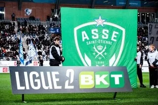 LIGUE 2. INQUIÉTUDE À SAINT-ÉTIENNE, JOÃO FERREIRA PRIS EN CHARGE PAR LES SECOURS ET SORTI SUR CIVIÈRE FACE À CLERMONT