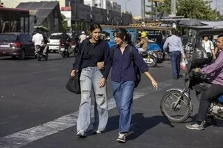 « JE N’AI MÊME PLUS UN VOILE CHEZ MOI ! » : EN IRAN, LES FEMMES MULTIPLIENT LES GESTES DE RÉSISTANCE AU RÉGIME