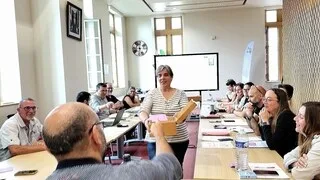 DANS L’OMBRE DE LA PRÉSIDENTIELLE 2027, LA CAMPAGNE DES SÉNATORIALES TOURNE À PLEIN RÉGIME… EN TOUTE DISCRÉTION