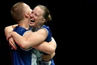 EN IMAGES. THOM GICQUEL ET DELPHINE DELRUE TRIOMPHENT PUIS EXULTENT… UN TITRE MONDIAL INÉDIT POUR LE BADMINTON FRANÇAIS