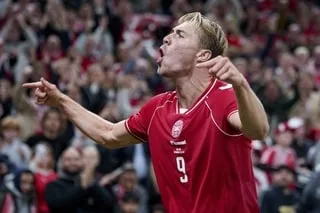 UN SOUTIEN POUR CRISTIANO RONALDO ? RASMUS HØJLUND IMITE LA CÉLÉBRATION DE CR7 ET BOUSCULE LE SÉLECTIONNEUR DU PORTUGAL