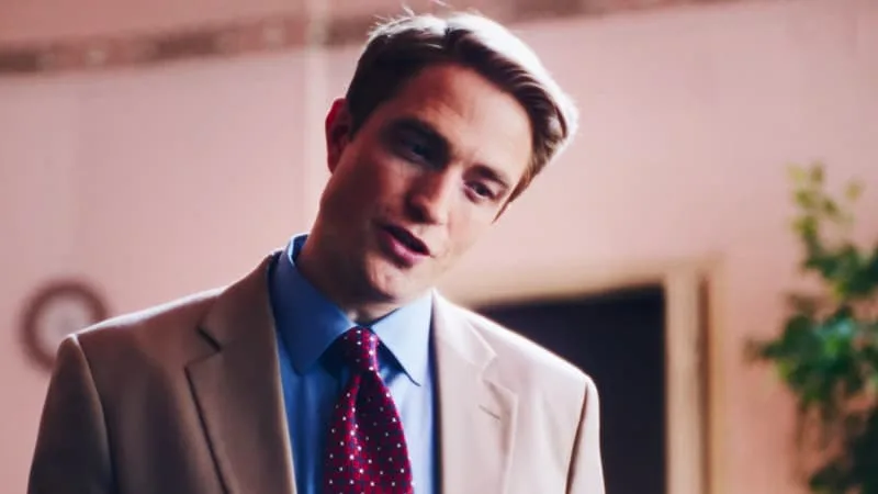ROBERT PATTINSON EN CHASSEUR DE PRÉDATEURS SEXUELS DANS LA BANDE-ANNONCE ANGOISSANTE DE « PRIMETIME »