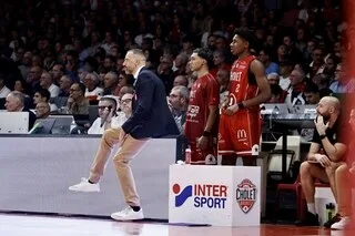« N S’EST PAS RAPPROCHÉS ASSEZ TÔT OU ASSEZ TARD » : LES RÉACTIONS APRÈS LA VICTOIRE DE CHOLET BASKET FACE À PAU