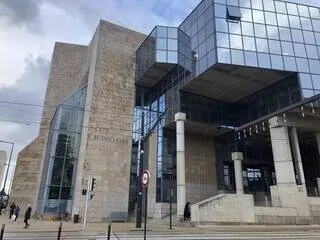 « C’ÉTAIT ÇA… OU LES URGENCES » : UNE AVOCATE OBTIENT L’AUTORISATION DE PLAIDER SANS ROBE